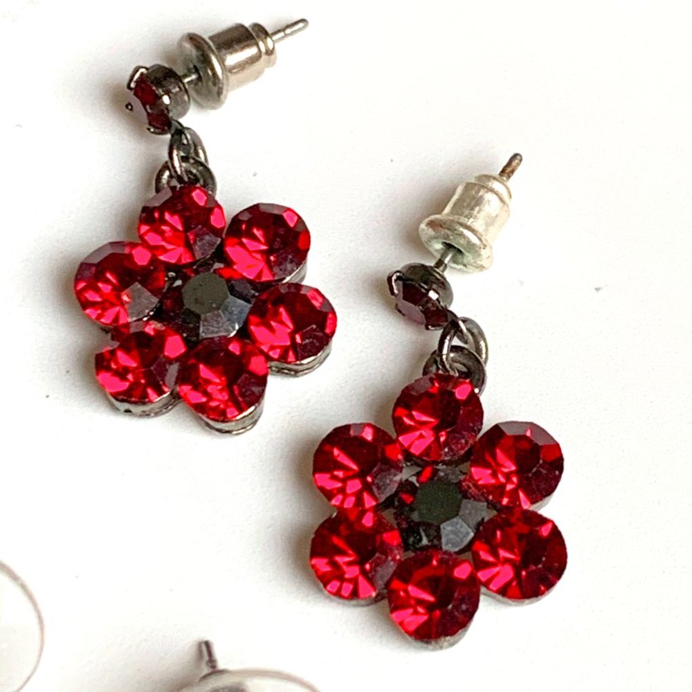 Red Cache earring set - Picture 2 of 3